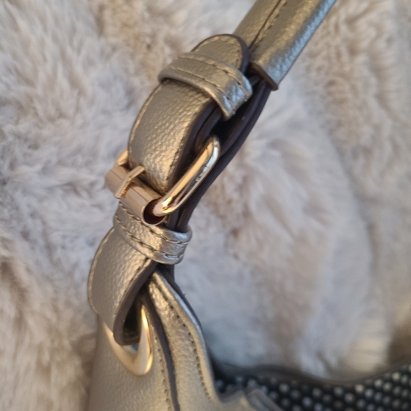 NWOT - SILVER, EXPANDABLE HANDBAG WITH FRINGE - Picture 4 of 15